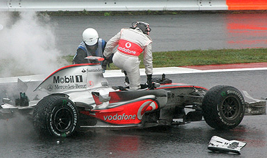 alonso-crashes-in-japanese-grand-prix.PNG?w=611